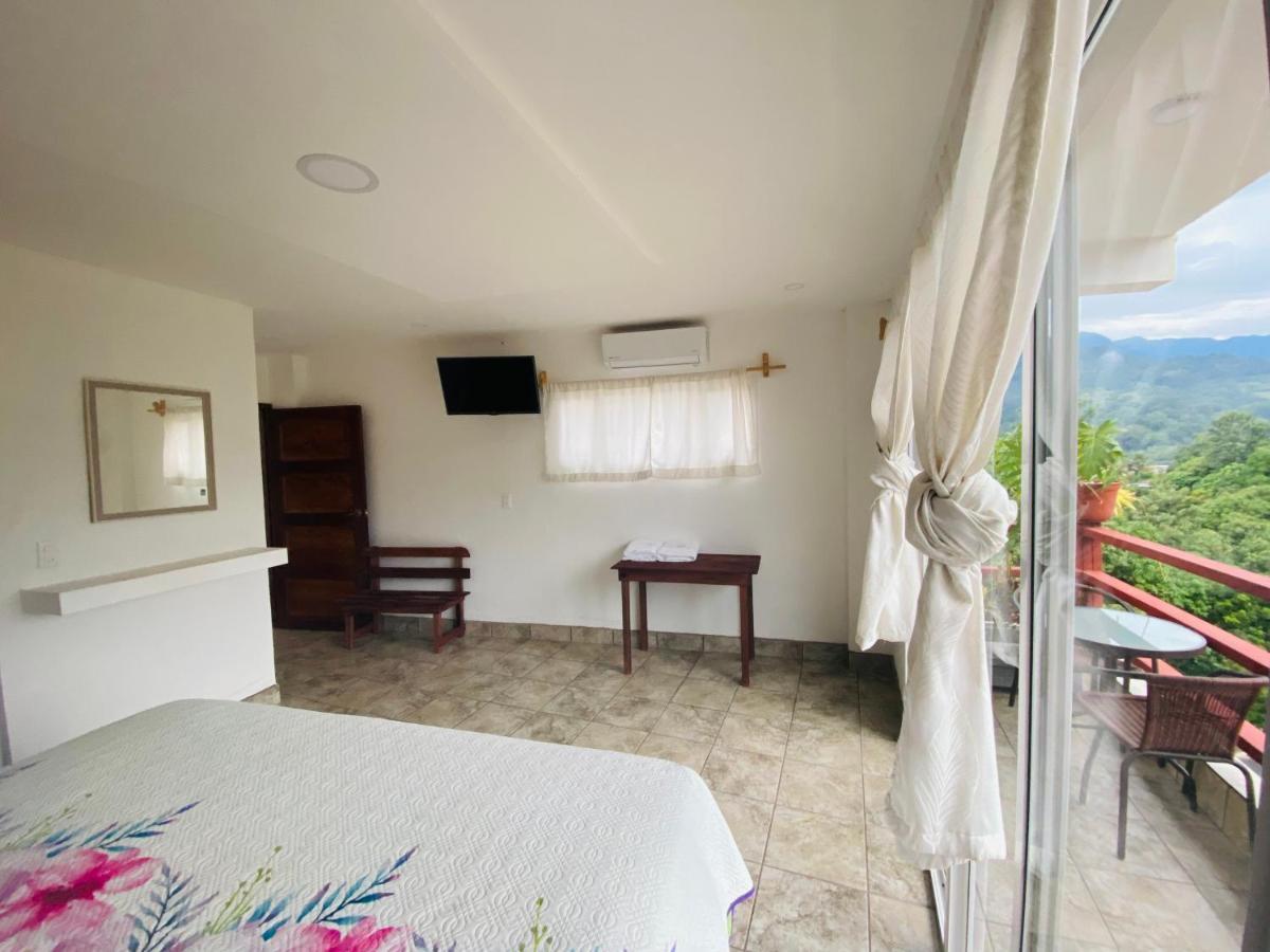K&M Hotel ヒリトゥラ エクステリア 写真