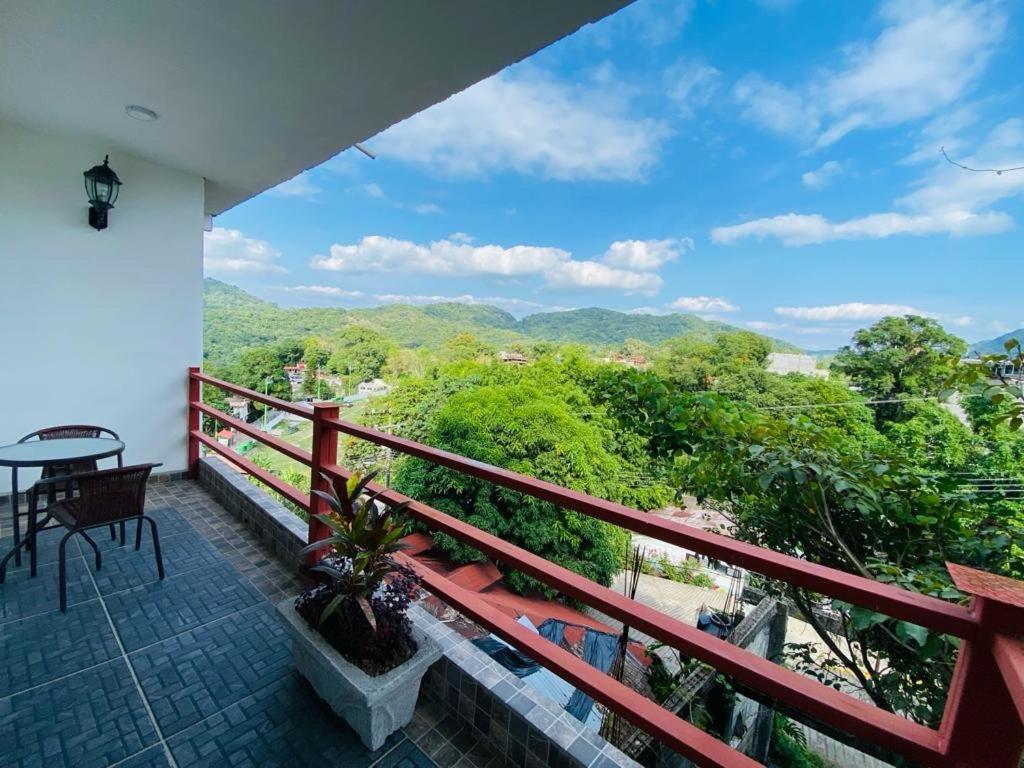 K&M Hotel ヒリトゥラ エクステリア 写真